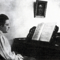 Марина Цветаева за роялем, 1906г.